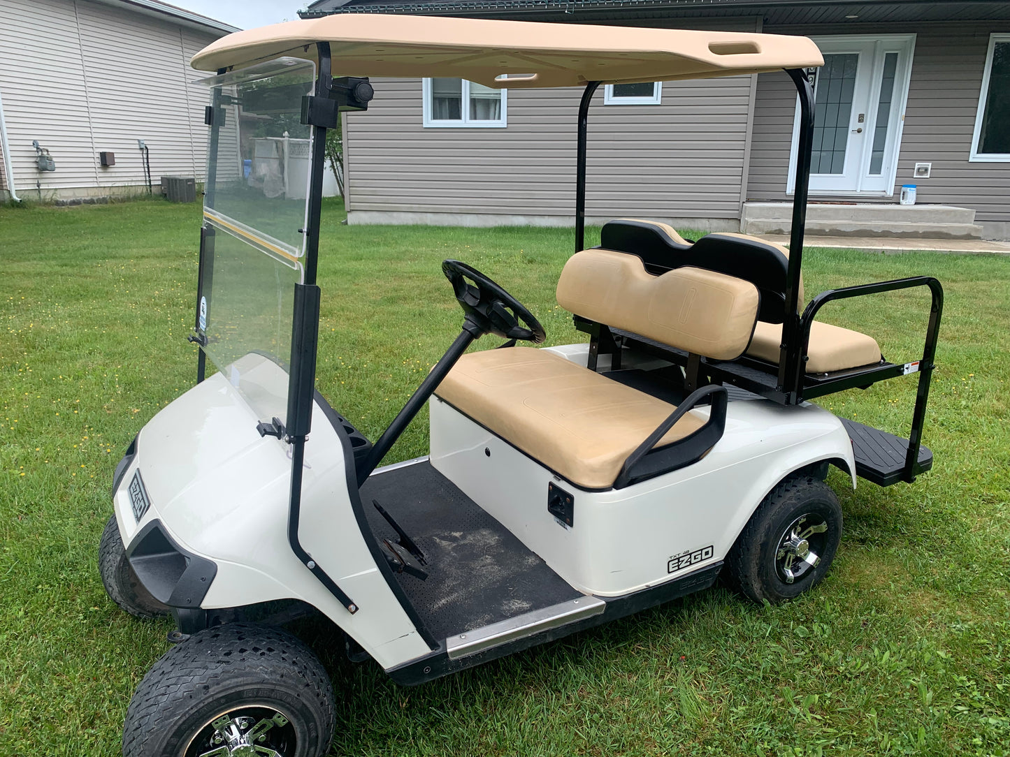 2011 EZGO TXT 48 V White Golf Cart